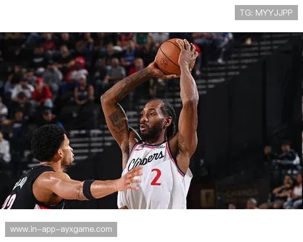 快船连续突破分球造成对手错位防守